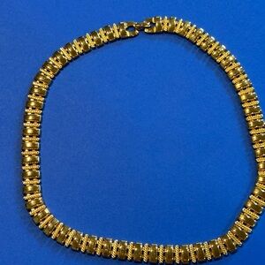 Napier gold tone necklace 18”